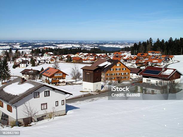 Village Mit Schnee Bedeckt In Österreich Stockfoto und mehr Bilder von Sonnenkollektor - Sonnenkollektor, Winter, Alpen