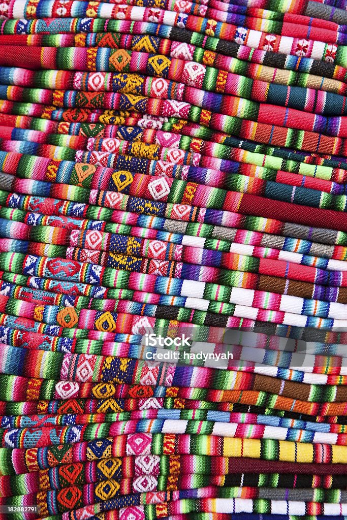 ボリビア生地やカラフルな洋服の販売、コパカバーナ、ボリビア - お土産のロイヤリティフリーストックフォト