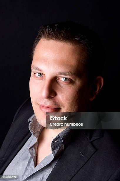 Retrato De Jovem Empresário Confiante - Fotografias de stock e mais imagens de 20-24 Anos - 20-24 Anos, 20-29 Anos, Adulto