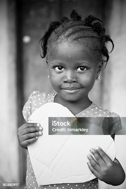 Photo libre de droit de Fille Africaine Tenant Panneau En Forme De Cœur banque d'images et plus d'images libres de droit de 4-5 ans - 4-5 ans, Afrique, Amour