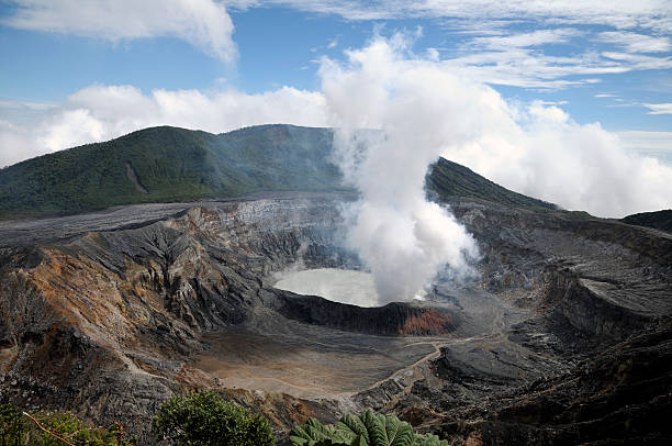 istock Poas. Costa Rica 182883016