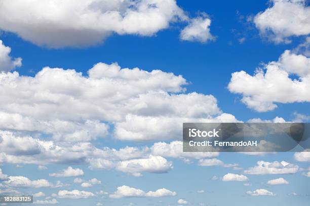 Schöne Wolkengebilde Stockfoto und mehr Bilder von Bedeckter Himmel - Bedeckter Himmel, Bildhintergrund, Cumulus