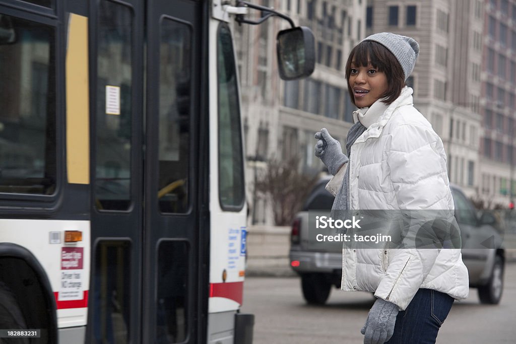 Donna in attesa per un autobus di Chicago - Foto stock royalty-free di Autobus