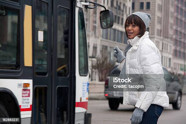 Donna In Attesa Per Un Autobus Di Chicago - Fotografie stock e altre immagini di Autobus - Autobus, Chicago - Illinois, Persone