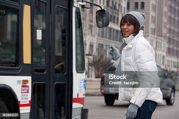 Foto de Mulher À Espera De Um Ônibus De Chicago e mais fotos de stock de Chicago - Illinois - Chicago - Illinois, Pessoas, Ônibus