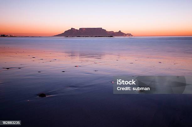 Photo libre de droit de Vue Sur La Montagne De La Table banque d'images et plus d'images libres de droit de Aube - Aube, Bâtiment vu de l'extérieur, Coucher de soleil