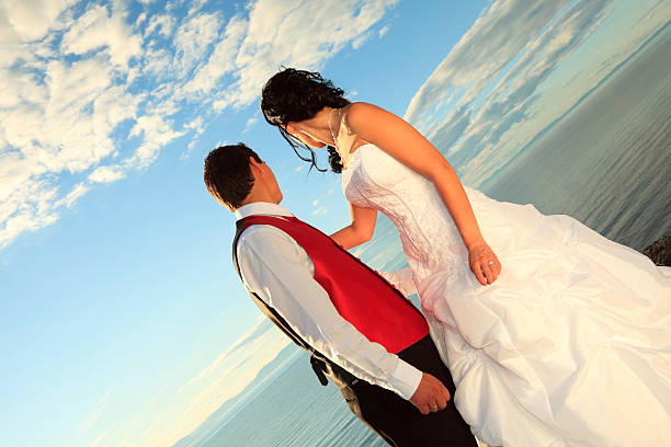 couple marié look la mer - adult beautiful wedding bride photos et images de collection