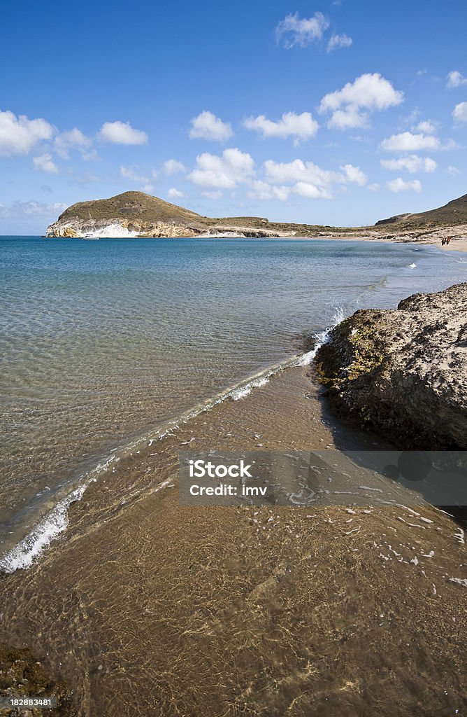 Ondas ser cuidadosamente na praia em Los Genoveses, Espanha. - Royalty-free Almeria Foto de stock