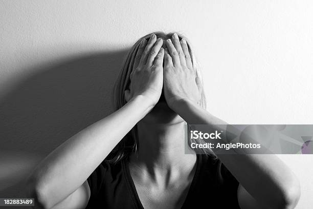 Senza Speranza - Fotografie stock e altre immagini di Violenza domestica - Violenza domestica, Economia, Violenza