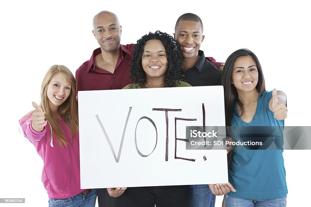 Giovani studenti universitari con voto! Cartello, isolato su bianco - Foto stock royalty-free di Votazione