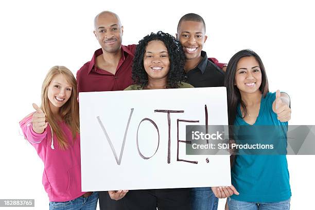 젊은 대학생 쥠 투표하다 팻말 흰색 바탕에 그림자와 투표에 대한 스톡 사진 및 기타 이미지 - 투표, 학생, 활력