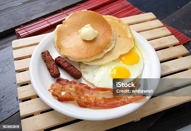 Pancakefrühstück Stockfoto und mehr Bilder von Eierkuchen-Speise - Eierkuchen-Speise, Speck, Frühstück