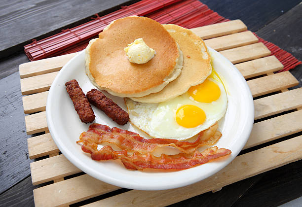 pancake prima colazione - breakfast eggs fried egg sausage foto e immagini stock