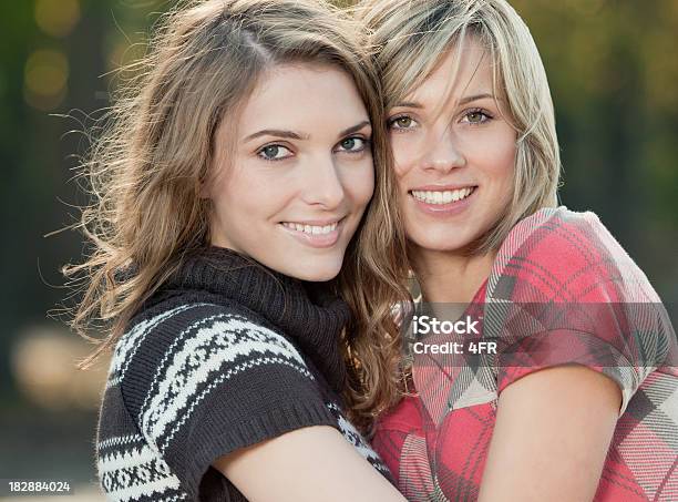 Mejores Amigos Retrato De Dos Mujeres Al Aire Libre Xxxl Foto de stock y más banco de imágenes de 20 a 29 años