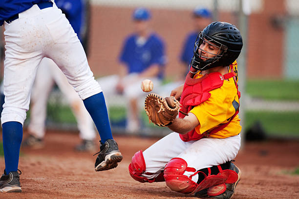 catcher de baseball - baseball diamond flash photos et images de collection