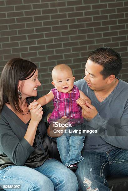 Fofo Família - Fotografias de stock e mais imagens de Adulto - Adulto, Amor, Bebé