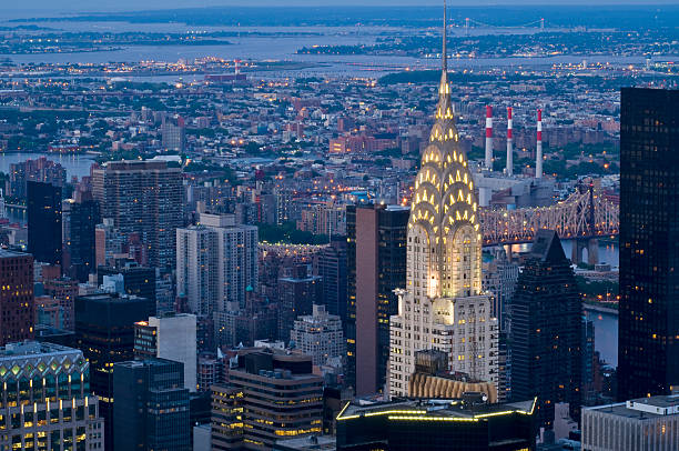 manhattan bei nacht - famous place new york city new york state manhattan stock-fotos und bilder