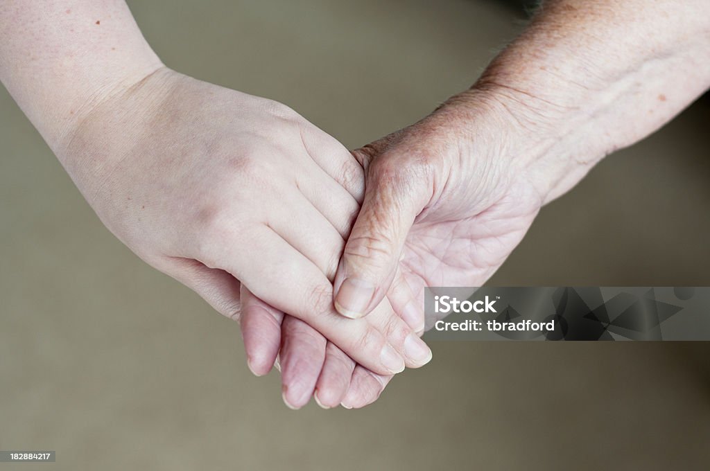 Vieja y jóvenes de manos - Foto de stock de 25-29 años libre de derechos