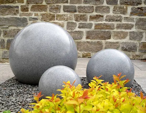 Gardendesign with stone-balls