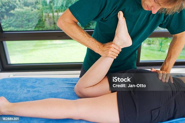 Knie Verbessern Die Flexibilität Stockfoto und mehr Bilder von Physiotherapie - Physiotherapie, Alternative Behandlungsmethode, Alternative Medizin