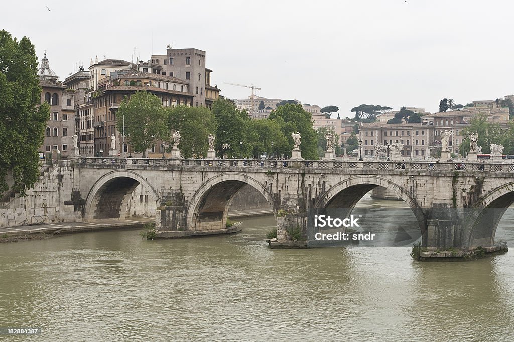 Puente de Sant'Angelo en Roma - Foto de stock de Agua libre de derechos