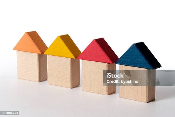 絶縁ショットの木製ブロックの家を白背景 - ドールハウスのストックフォトや画像を多数ご用意 - ドールハウス, おもちゃ, おもちゃの家