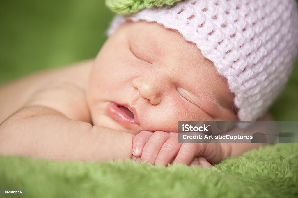 Dormir petite fille dans un bonnet en tricot - Photo de Bébé libre de droits