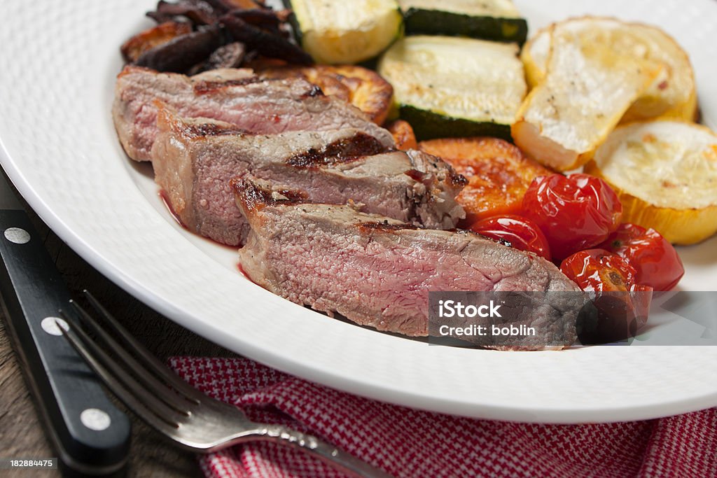 Steak und gegrilltes Gemüse - Lizenzfrei Ansicht aus erhöhter Perspektive Stock-Foto