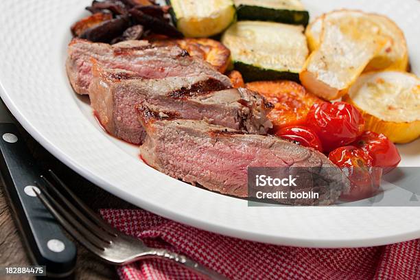 Steak Und Gegrilltes Gemüse Stockfoto und mehr Bilder von Ansicht aus erhöhter Perspektive - Ansicht aus erhöhter Perspektive, Bildschärfe, Bunt - Farbton