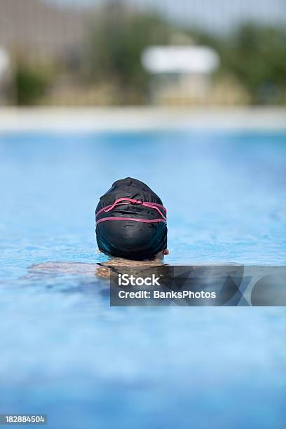 Foto de Mergulho Feminino Concorrente Looks De Bloco De Partida Para Piscina e mais fotos de stock de Nuca