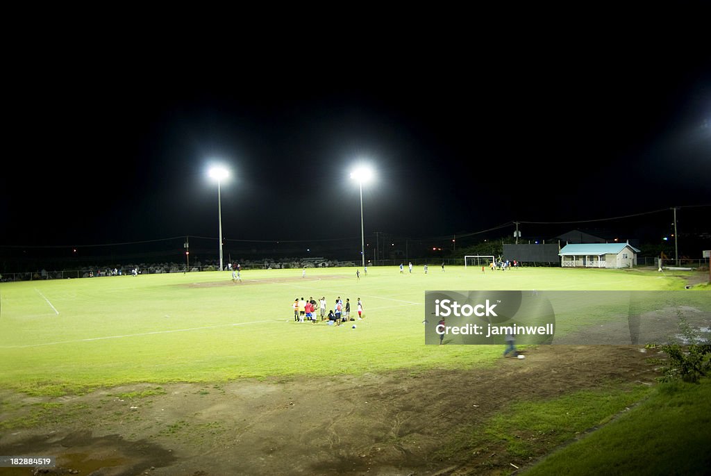 Campo de Esportes e atletas em floodlights - Foto de stock de Exercício físico royalty-free