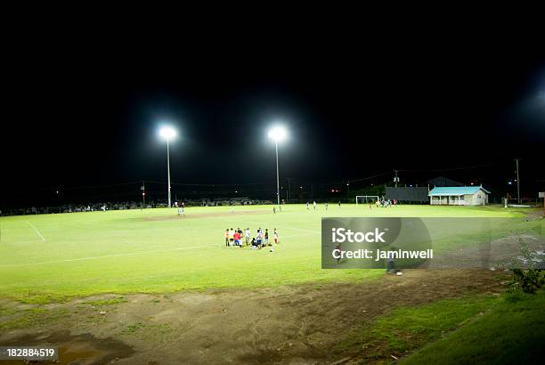 Foto de Campo De Esportes E Atletas Em Floodlights e mais fotos de stock de Exercício físico - Exercício físico, Futebol, Iluminado por Holofote