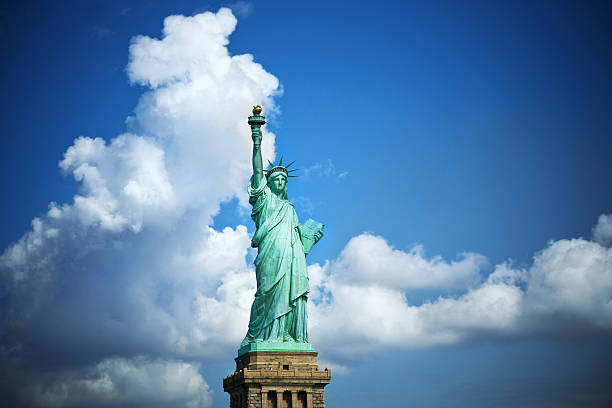 ニューヨークの自由の女神像 - clear sky new york state mid atlantic usa usa ストックフォトと画像