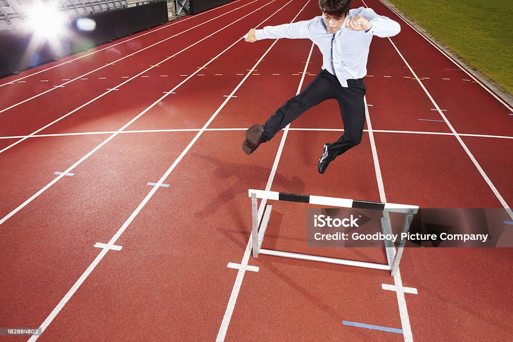 Empresário energética é saltar sobre o obstáculo com câmera flas - Foto de stock de Obstáculo de Corrida royalty-free