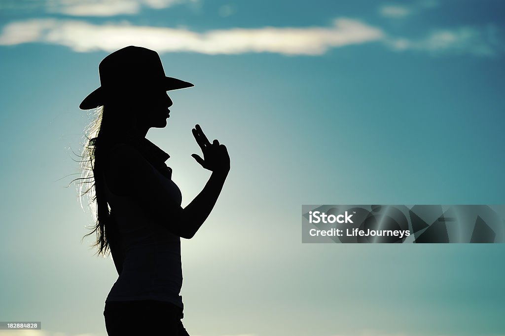 실루엣 국가 여자 카우보이 쥠 바라요 손을 총 - 로열티 프리 실루엣 스톡 사진