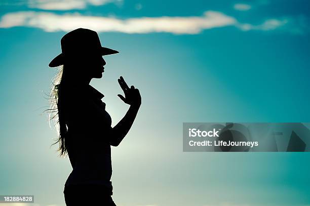 Foto de Silhueta Do País Cowgirl Segurando A Mão Arma e mais fotos de stock de Adolescente - Adolescente, Malícia, Silhueta