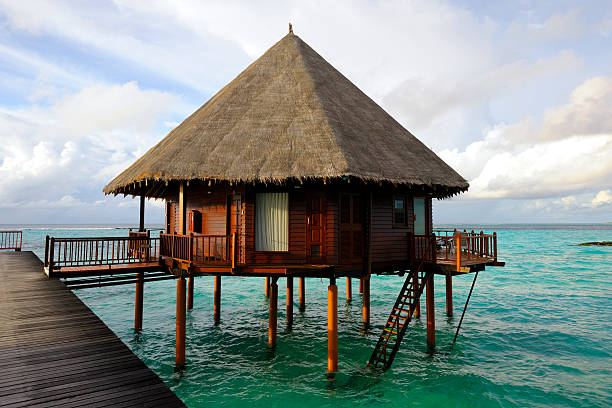 istock Overwater-Bungalow at the end of jetty 182885159