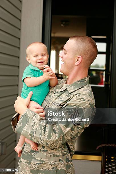 Padre E Figlio Militare - Fotografie stock e altre immagini di Aeronautica - Aeronautica, Forze armate, Famiglia