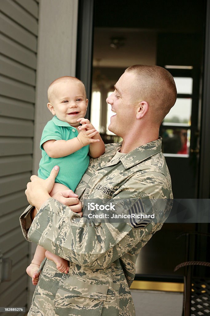 Военный отец и Сын - Стоковые фото Военно-воздушные силы роялти-фри