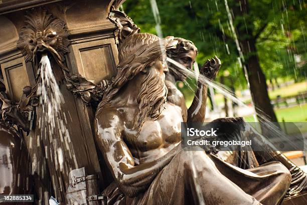 Photo libre de droit de Statue De Neptune Sur Le Brewer Fontaine De Boston Dans Le Massachusetts banque d'images et plus d'images libres de droit de Adulte