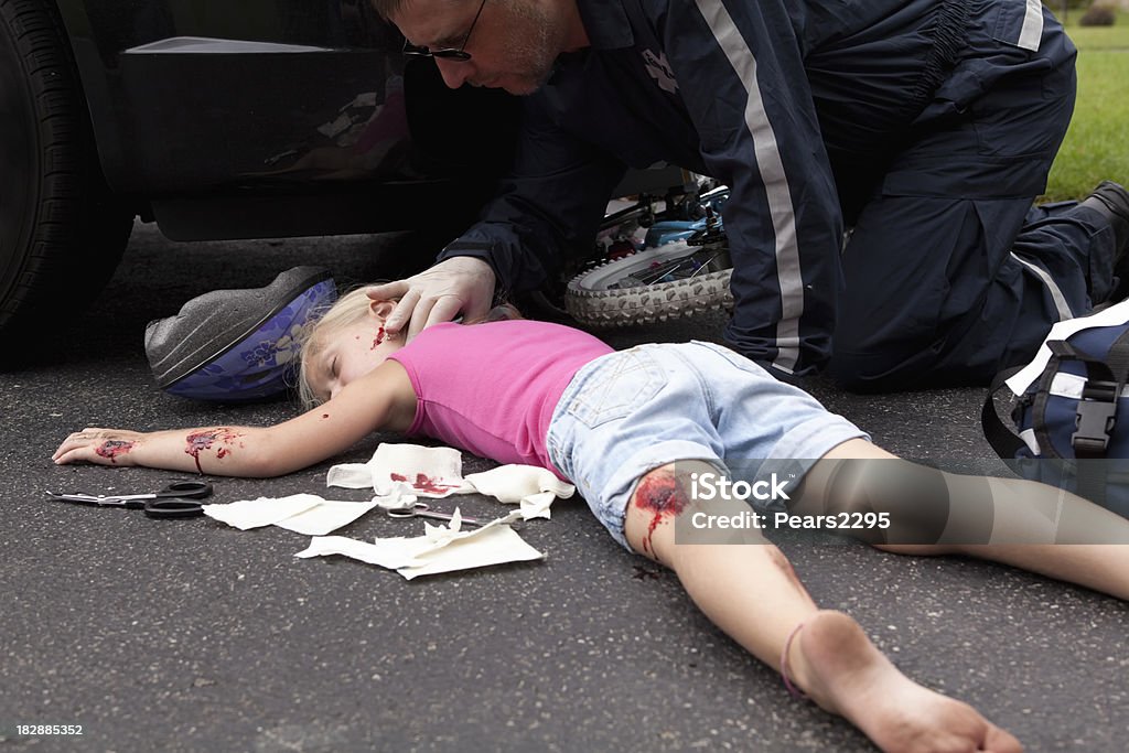 Menina atingidos por um carro - Foto de stock de Criança royalty-free