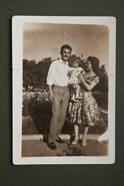 starý obrázek rodiny, která spolu pózuje - 1960–1969 fotky - stock snímky, obrázky a fotky