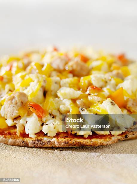 Śniadanie Pizza Na Chleb Pita - zdjęcia stockowe i więcej obrazów Bazylia - Bazylia, Bez ludzi, Bliskie zbliżenie