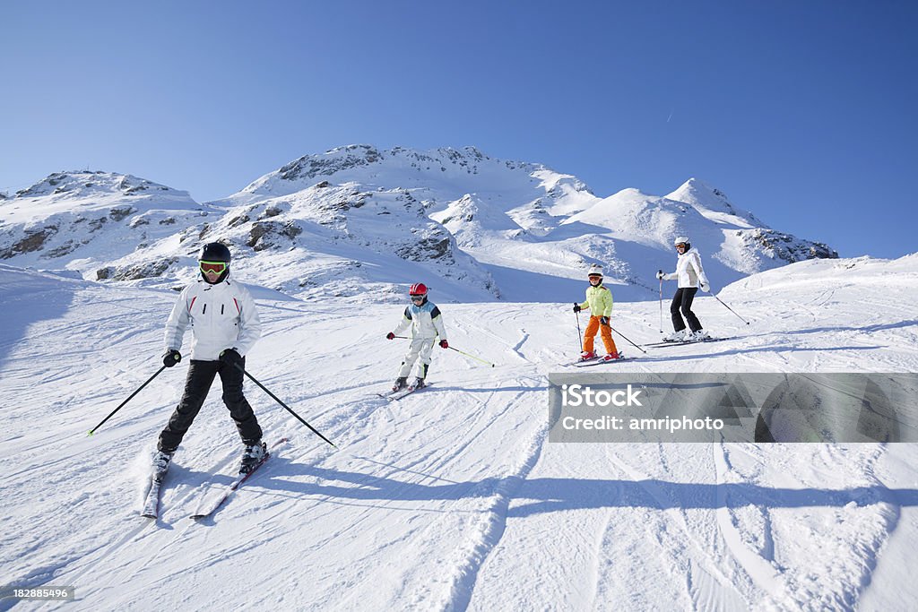 부품군 스키타기 on 화창한 날 - 로열티 프리 스키타기 스톡 사진
