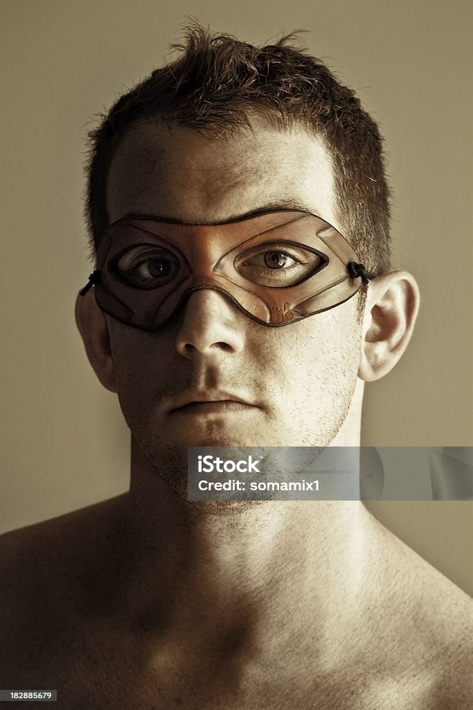 Ritratto di uomo con la maschera di pelle - Foto stock royalty-free di A petto nudo