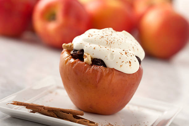 печёное яблоко - baked apple apple dessert stuffed стоковые фото и изображения