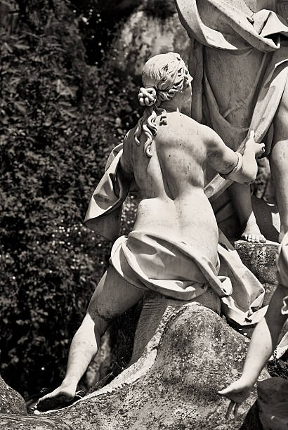 istock Naked woman Statue 182885783