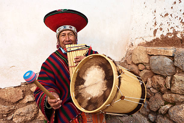 peruwiański mężczyzna gra na panflute i bębny, sacred valley - syringe zdjęcia i obrazy z banku zdjęć