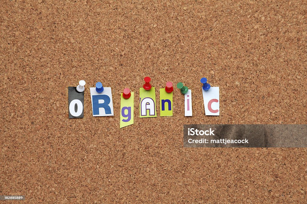 Organic appuntato su noticeboard - Foto stock royalty-free di Alfabeto