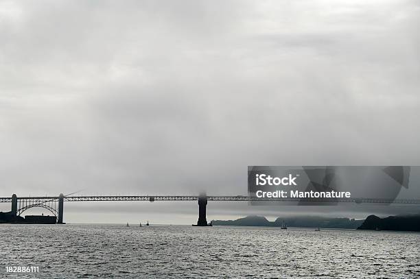 Photo libre de droit de Pont Du Golden Gate Dans La Brume banque d'images et plus d'images libres de droit de Architecture - Architecture, Baie de San Francisco, Brouillard